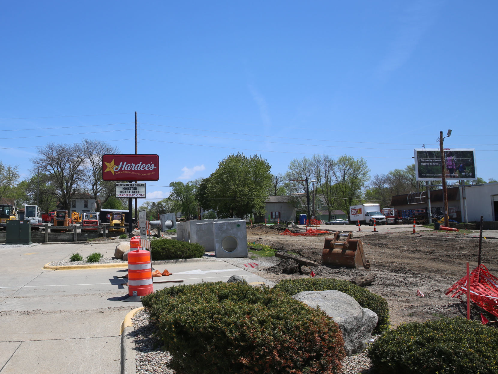 Hardee's in Mason City south entrance